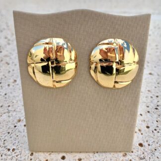 Brinco Meia Esfera com Detalhes Banhado a Ouro 18k