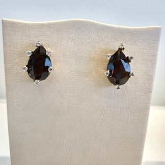 Brinco Gota de Topázio Fume com Zircônias Banhado a Ouro 18k