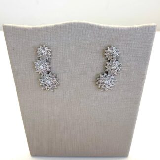 Brinco Flor Tripla de Ródio Branco