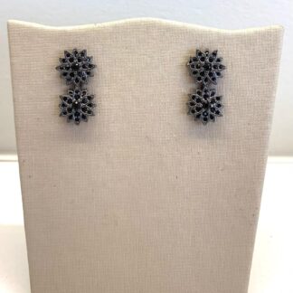 Brinco Flor Dupla com Zircônias Negras de Ródio Negro