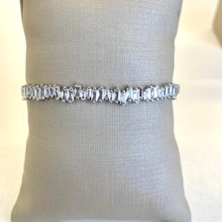 Bracelete Aberto Cravejado de Zircônias em Ródio Branco