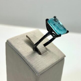 Anel Quadrado de Cristal Paraíba em Ródio Negro