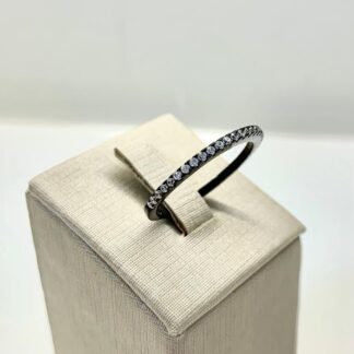 Meia Aliança de Zircônias Brancas em Ródio Negro