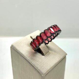 Aliança com Zircônias de Rubi em Ródio Negro