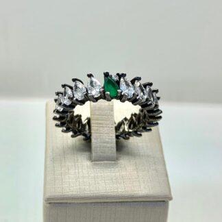 Aliança de Navete com uma Esmeralda em Ródio Negro