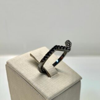 Anel V com Zircônia Negra em Ródio Negro
