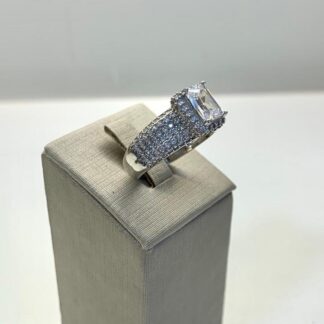 Anel Solitário com Zircônia Quadrada em Prata 925