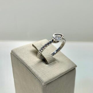 Anel Torcido com Gota em Prata 925