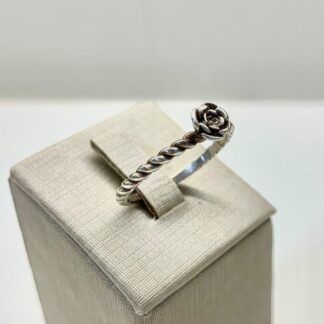 Anel Torcido com Flor em Prata 925