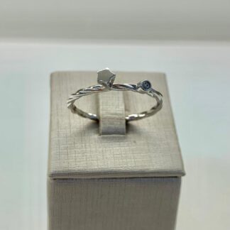 Anel Torcido com Estrela e Ponto de Luz em Prata 925