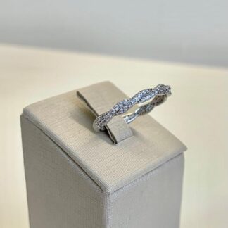 Anel Torcido com Zircônias em Prata 925 com Banho de Ouro Branco