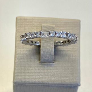 Anel Cravejado com Zircônias em Prata 925