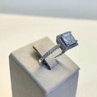 Anel Quadrado Cravejado de Zircônias em Prata 925