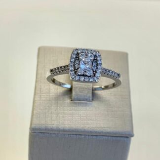 Anel Quadrado Cravejado com Zircônias em Prata 925