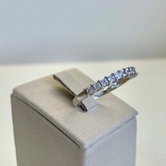 Meia Aliança Cravejada Zircônias em Prata 925