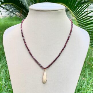 Colar Granada com Pingente Amazonita Bege Banhado a Ouro 18k