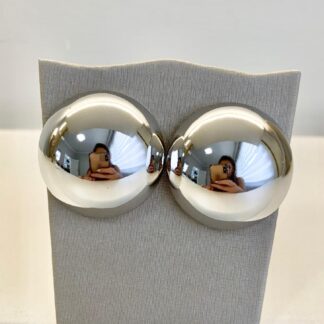 Brinco Botão G de Ródio Branco