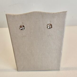 Brinco Flor Lisa Mini em Ródio Branco