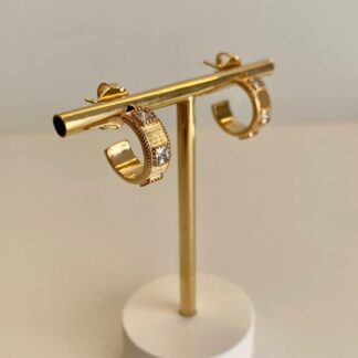 Argola Riscada com Detalhes em Zircônia Banhada a Ouro18k