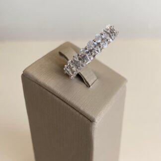 Aliança Cravejada com Zircônias Brancas Ovais em Prata 925