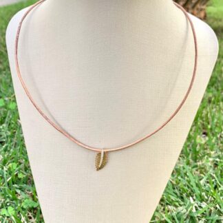 Colar de Couro com Pingente Pena Banhado a Ouro18k