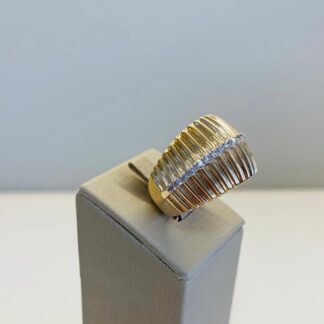 Anel Raiado com Cravação Central de Zircônias em Prata 925 com Banho de Ouro18k