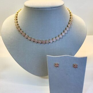 Conjunto Trevo Cravejado com Zircônias Rosas Banhado a Ouro18k