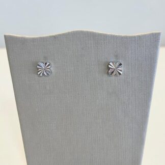 Brinco Trevo Raiado em Ródio Branco