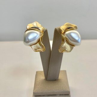 Brinco Flor Pérola Sintética Banhado a Ouro18k