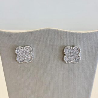 Brinco Trevo Cravejado de Zircônias em Ródio