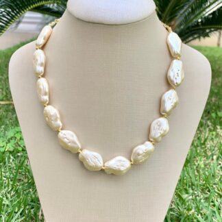 Colar de Pérolas Sintéticas Orgânicas Grandes Banhado a Ouro18k