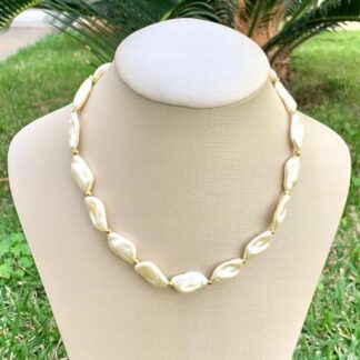 Colar de Pérolas Sintéticas Orgânicas Médias Banhado a Ouro 18k