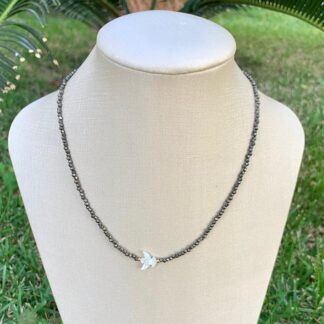 Colar de Pirita com Espírito Santo em Madrepérola Banhado a Ouro 18k