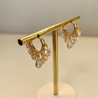 Brinco Argola com Corações de Zircônias Brancas Banhado a Ouro18k