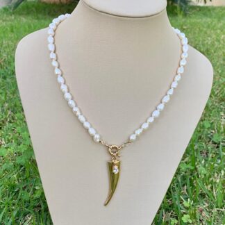 Colar Pérola com Pingente Dente de Sabre Banhado a Ouro18k