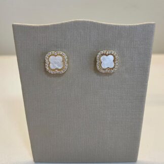 Brinco Trevo G com Zircônias Brancas e Madrepérola Banhado a Ouro18k