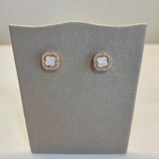 Brinco Trevo M com Zircônias Brancas e Madrepérola Banhado a Ouro18k