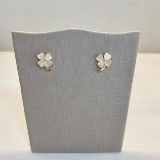 Brinco Flor com Madrepérola Banhado a Ouro18k