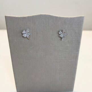 Brinco Flor Cravejada com Zircônias Brancas em Ródio Branco