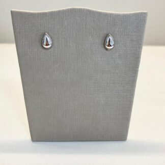 Brinco Gota G em Ródio Branco