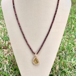 Colar Pedra Natural Granada com Gota Green Gold Banhado a Ouro18k