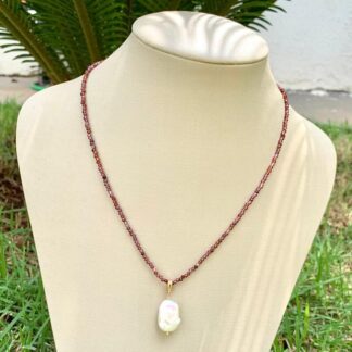 Colar Pedra Natural Granada e Pingente de Pérola Banhado a Ouro18k