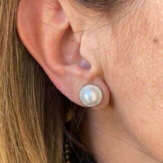 Brinco de Pressão Pérola em Ródio Branco