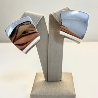 Brinco Curvado liso em Ródio Branco