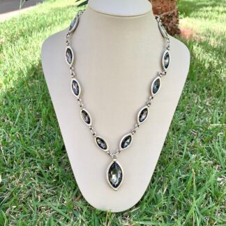 Colar Formas com Cristal Fumê em Zamac