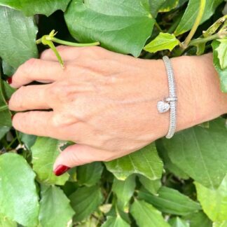 Bracelete Cravejado com Zircônias Brancas e Pingente de Coração em Ródio Branco