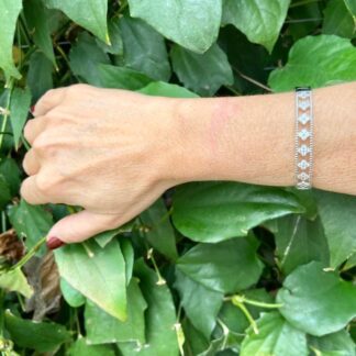 Bracelete Vazado com Trevo Cravejado de Zircônia em Ródio Branco