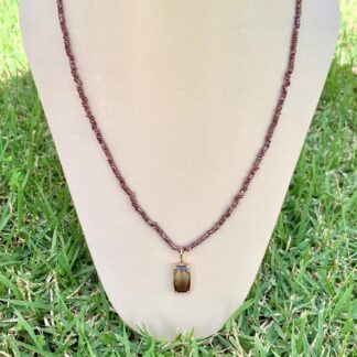 Colar Longo de Granada com Pingente de Quartzo Fume Banhado a Ouro18k