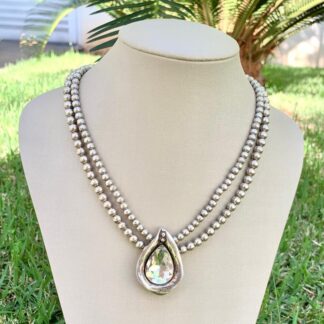 Colar com Discos e Pingente de Cristal em Zamac