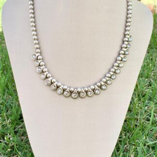 Colar Esferas com Cristais em Zamac